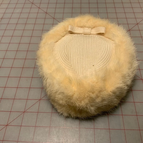 Vintage 1950s Ivory / White Fur sided Hat main image 4